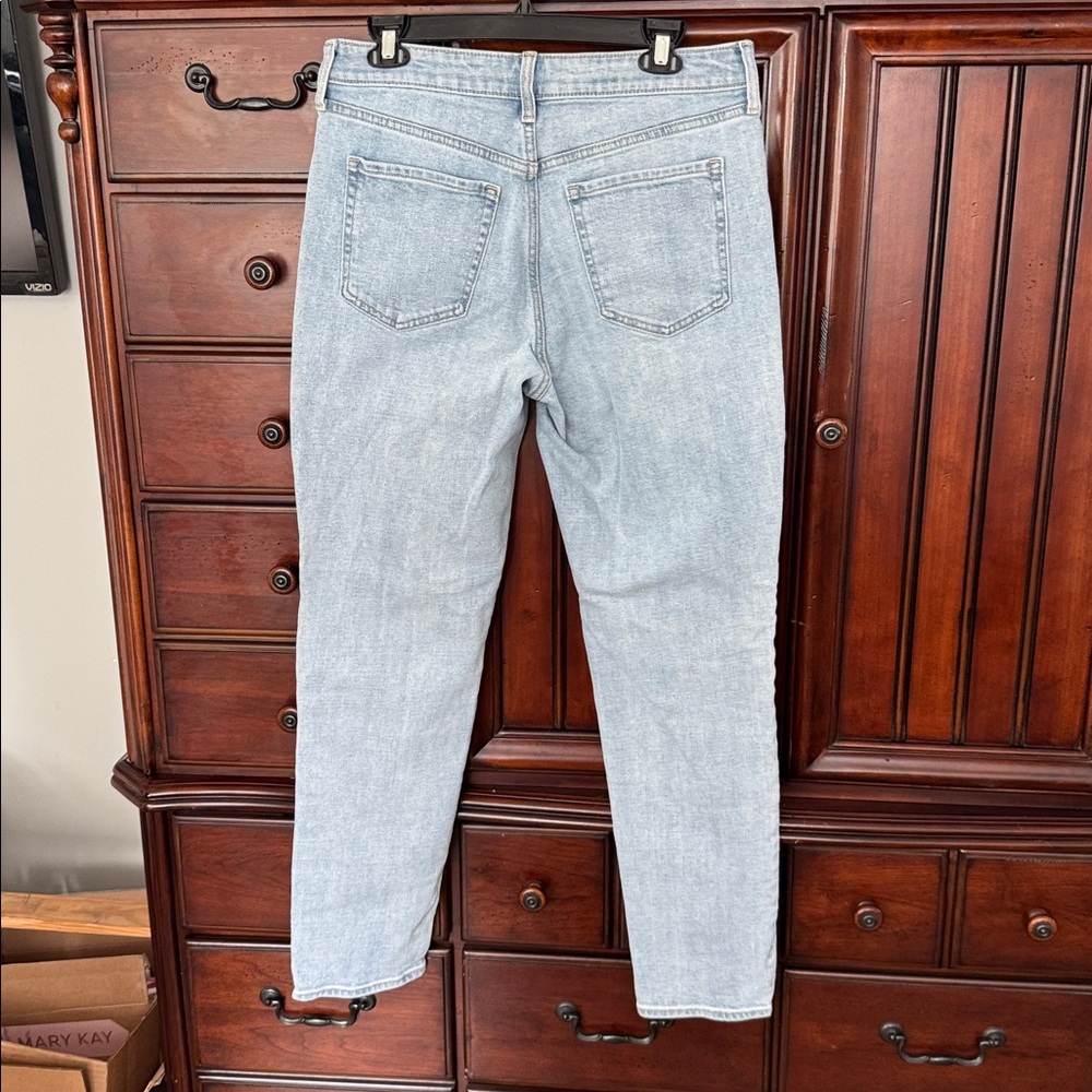 Old Navy Women's Light Wash Straight Leg Jeans - Picture 2 of 3